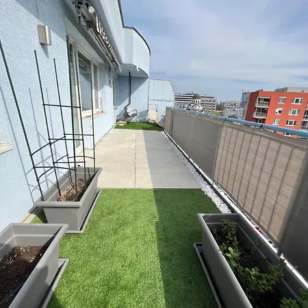 Modern Floor Loft, Private Terrace, Near Center & Free Parking Pozsony