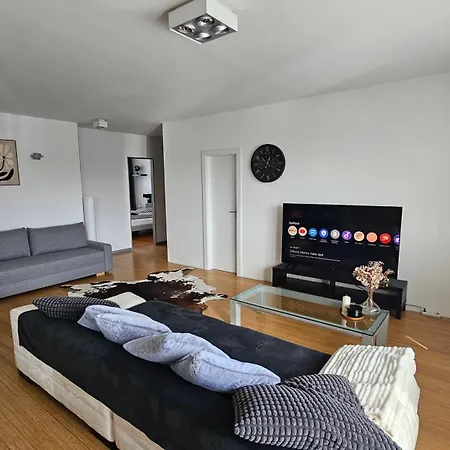 Modern Floor Loft, Private Terrace, Near Center & Free Parking Apartment