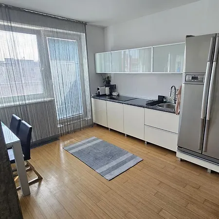 Modern Floor Loft, Private Terrace, Near Center & Free Parking דירה *